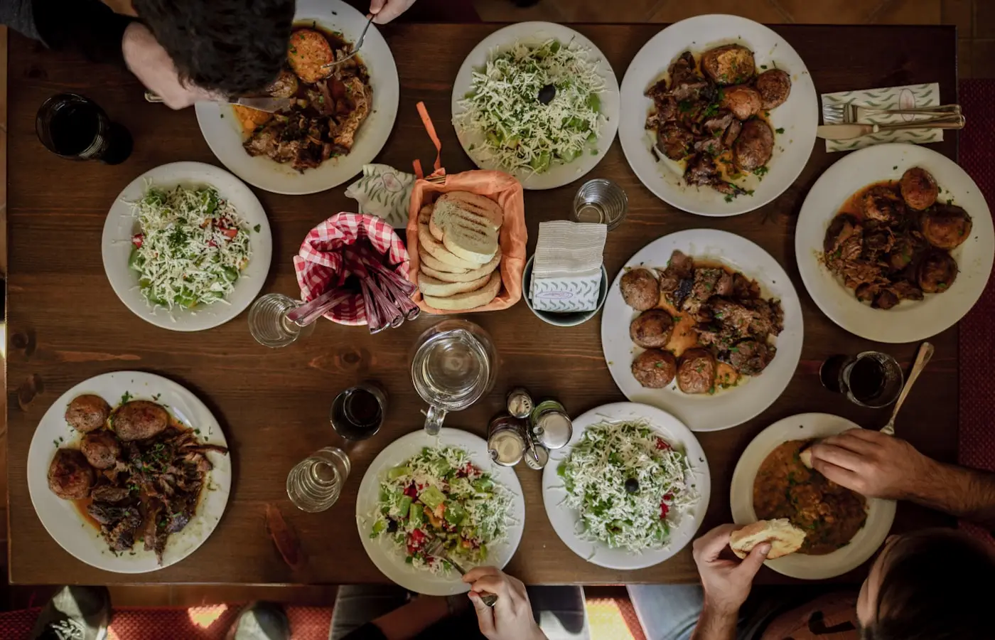 Table partagée au Sequoia, assiettes et pain à partager