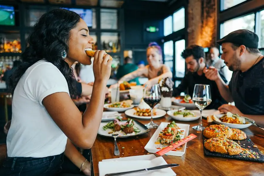 Convives partageant un repas au Sequoia